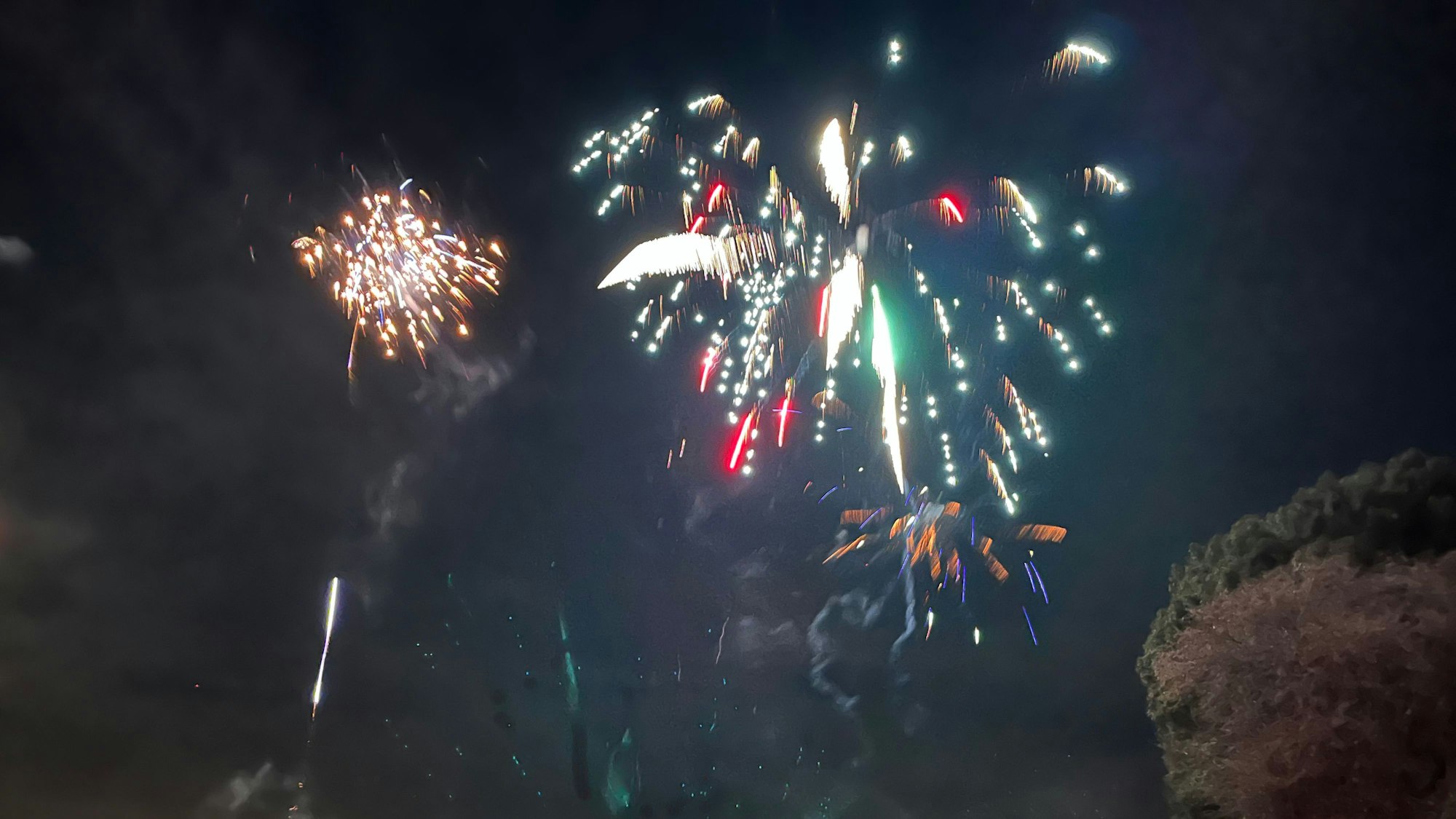 Am Himmel ist ein buntes Feuerwerk zu sehen.
