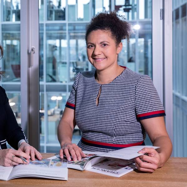 Die DEG-Mitarbeiterinnen (v.l.n.r.) Natalie de Wit und Rena Terfrüchte schauen in die Kamera, beide lächeln freundlich.