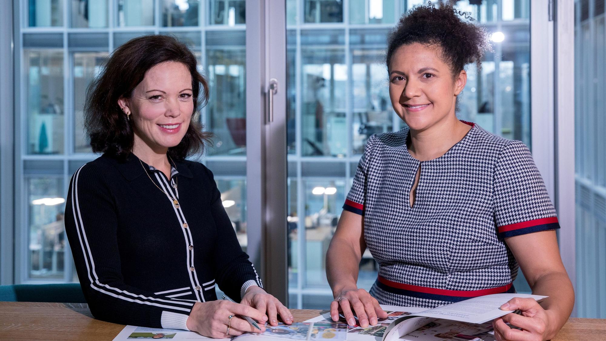 Die DEG-Mitarbeiterinnen (v.l.n.r.) Natalie de Wit und Rena Terfrüchte schauen in die Kamera, beide lächeln freundlich.