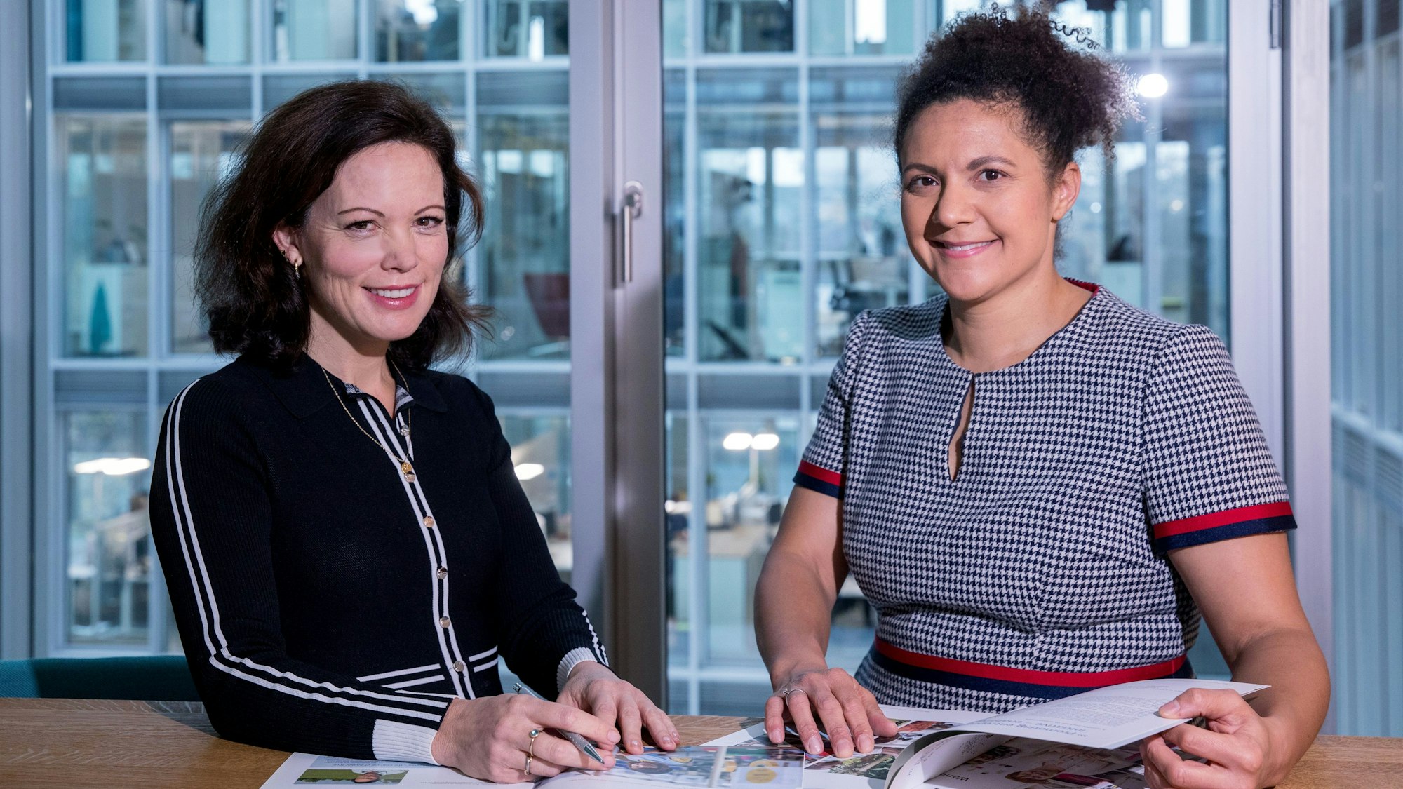 Die DEG-Mitarbeiterinnen (v.l.n.r.) Natalie de Wit und Rena Terfrüchte schauen in die Kamera, beide lächeln freundlich.