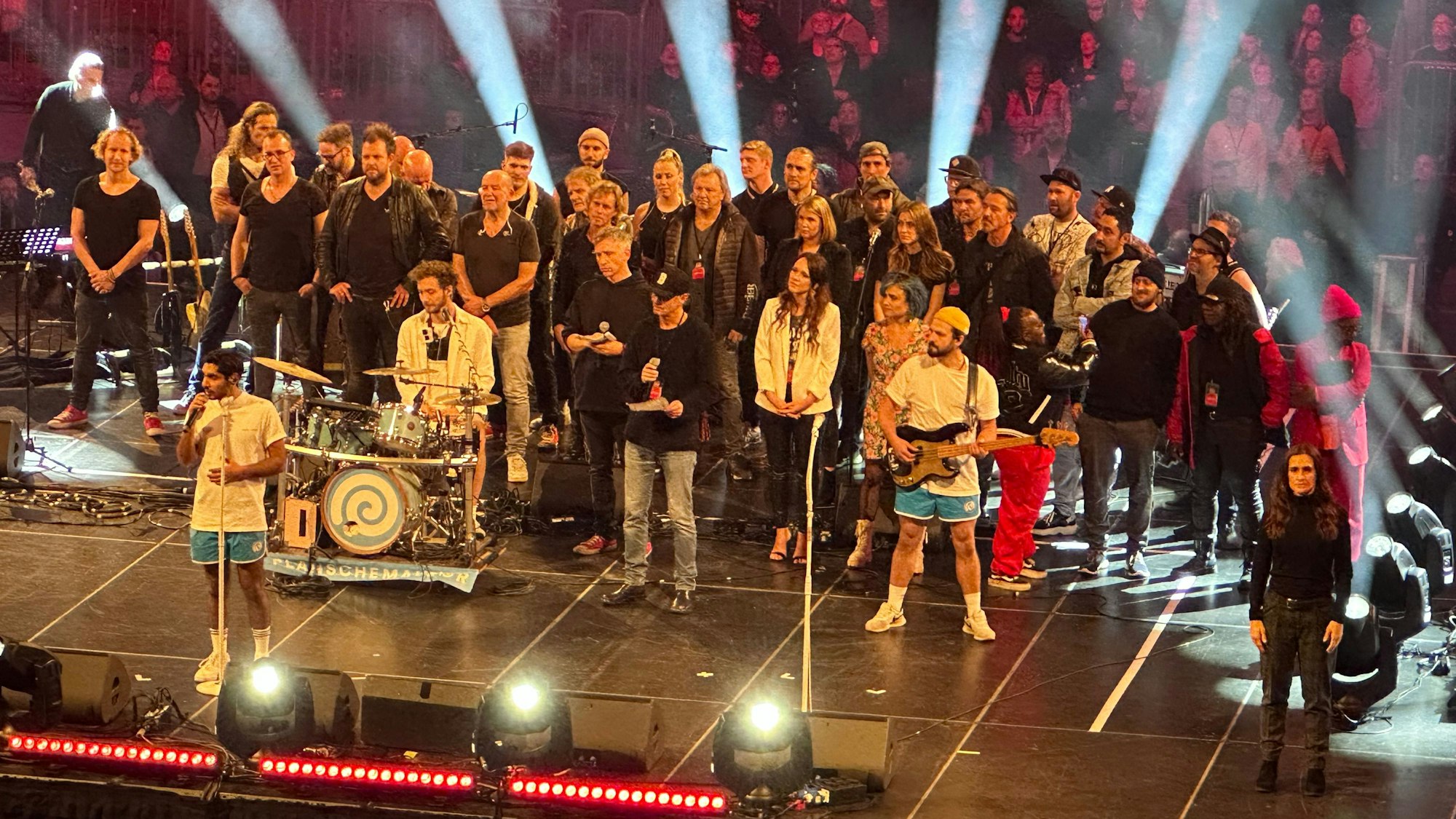 10.11.2022, Köln: 30 Jahre AG Arsch huh Konzert und Kundgebung in der Lanxess-Arena. Alle Künstler solidarisieren sich mit Planschemalöör Foto: Stefan Worring