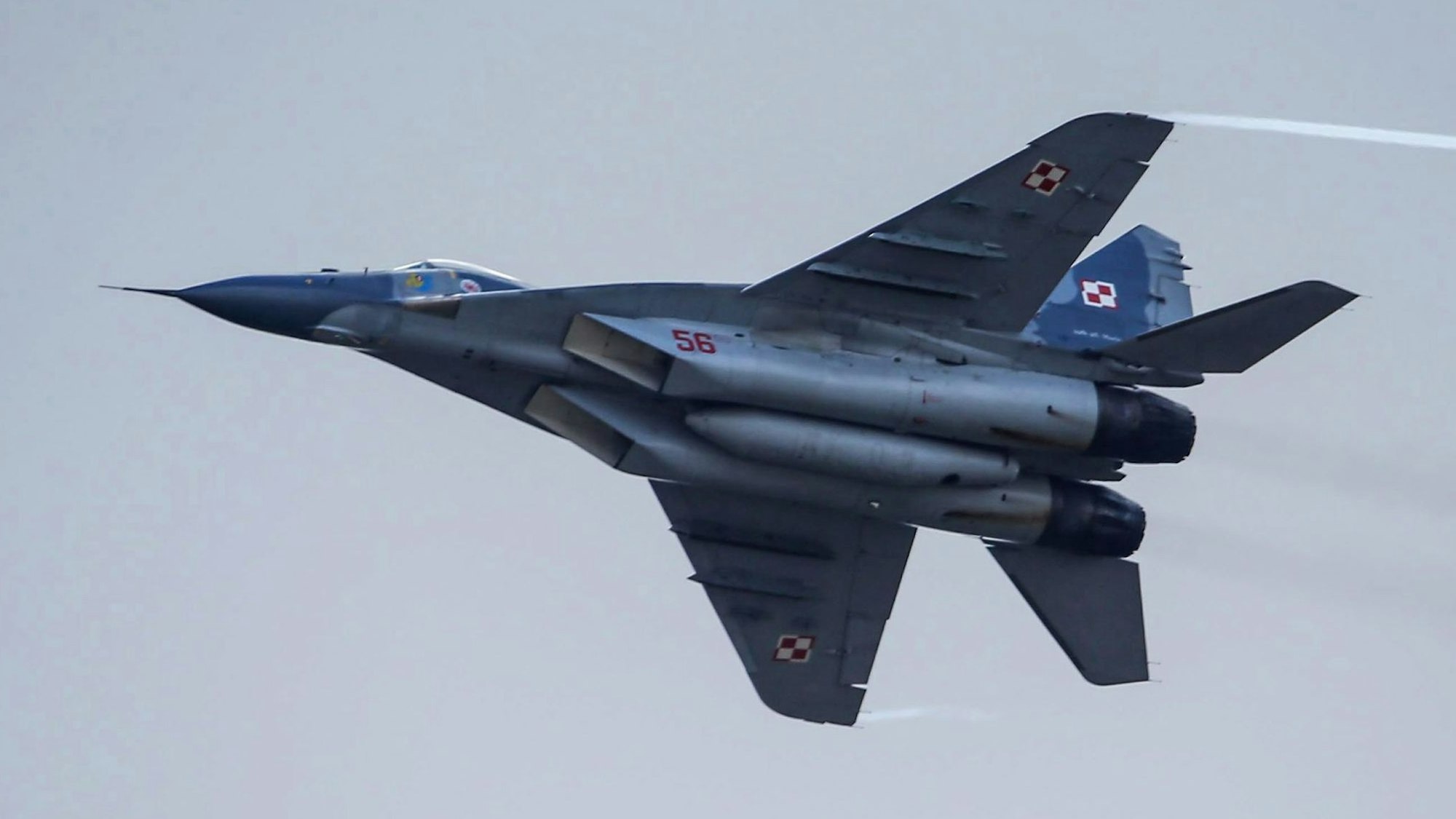 Ein MiG-29-Kampfjet der polnischen Luftwaffe fliegt bei einer Luftfahrt-Schau.