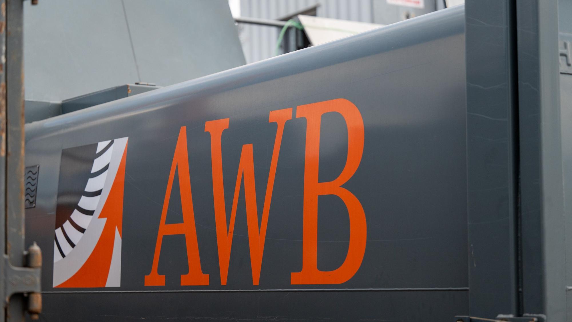 Das AWB Wertstoffcenter mit der Aufschrift AWB.