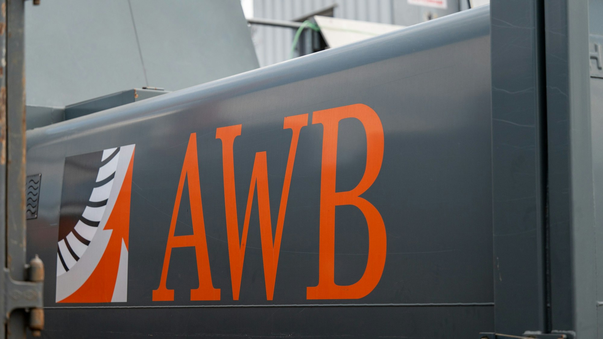 Das AWB Wertstoffcenter mit der Aufschrift AWB.