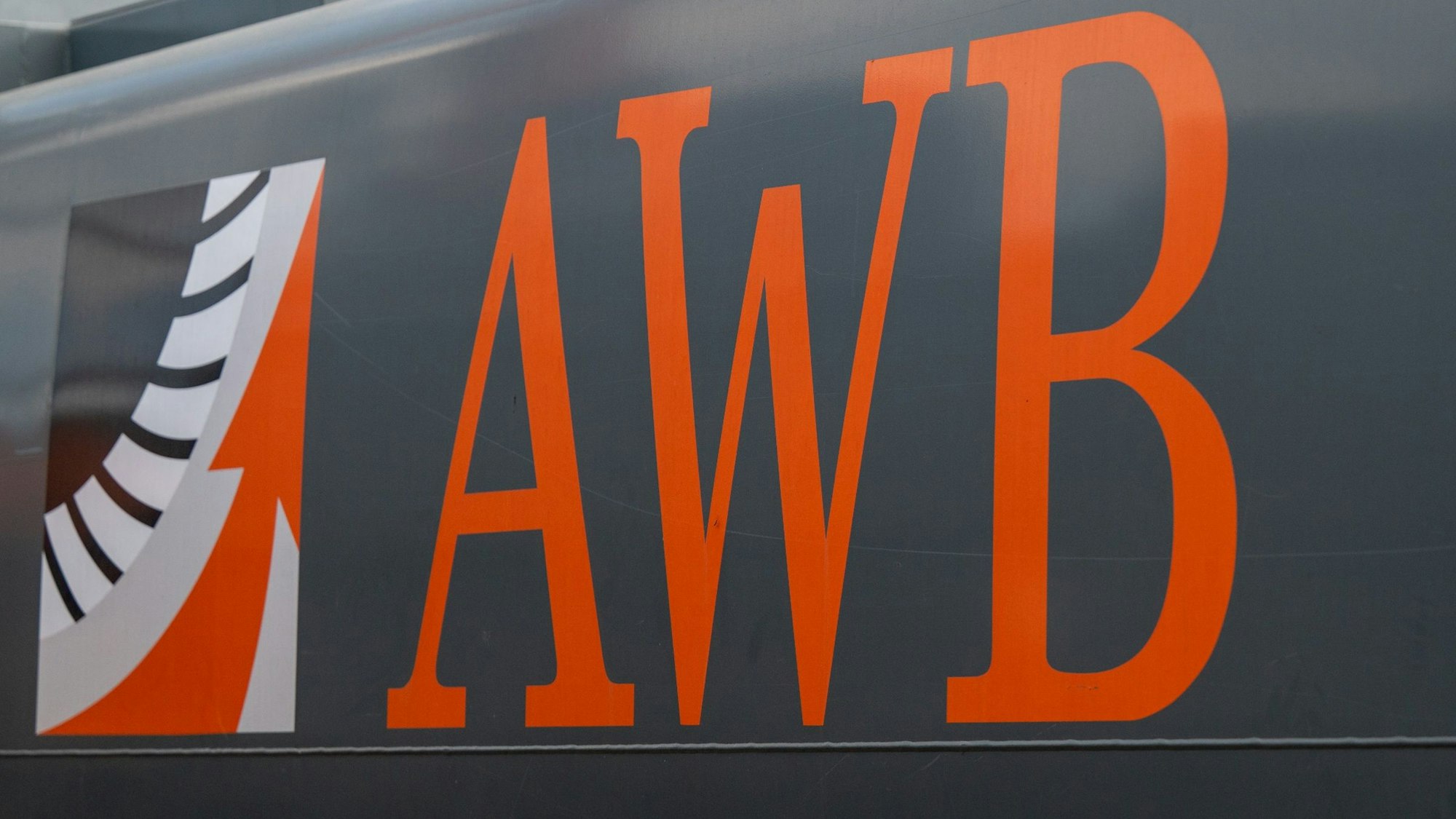 In der
August-Horch-Straße liegt das AWB Wertstoffcenter – orangener Schriftzug auf grauem Metall