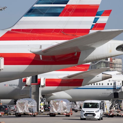 Passagiermaschinen der Fluggesellschaft American Airlines werden auf dem Flughafen Frankfurt abgefertigt. (Archivbild)