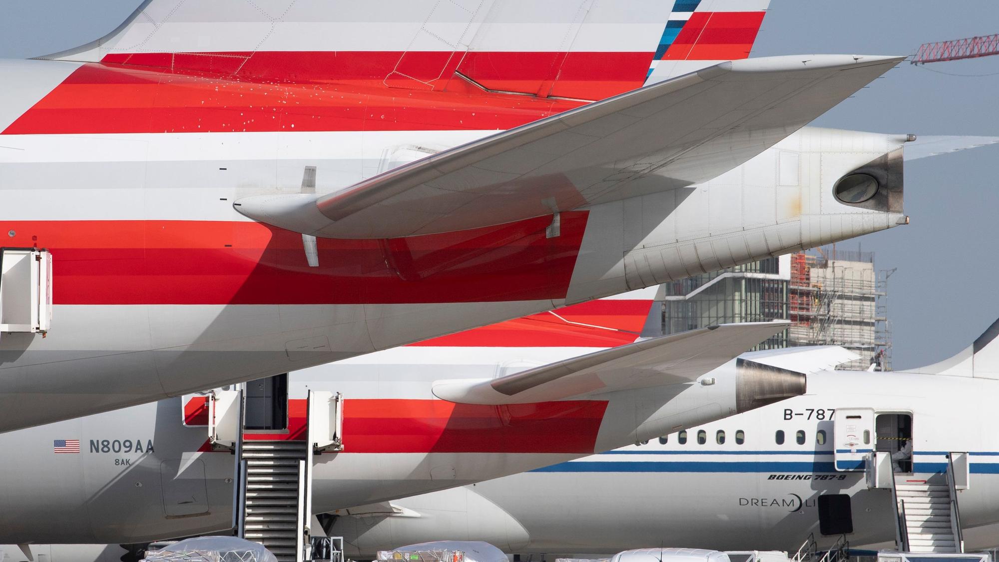 Passagiermaschinen der Fluggesellschaft American Airlines werden auf dem Flughafen Frankfurt abgefertigt. (Archivbild)