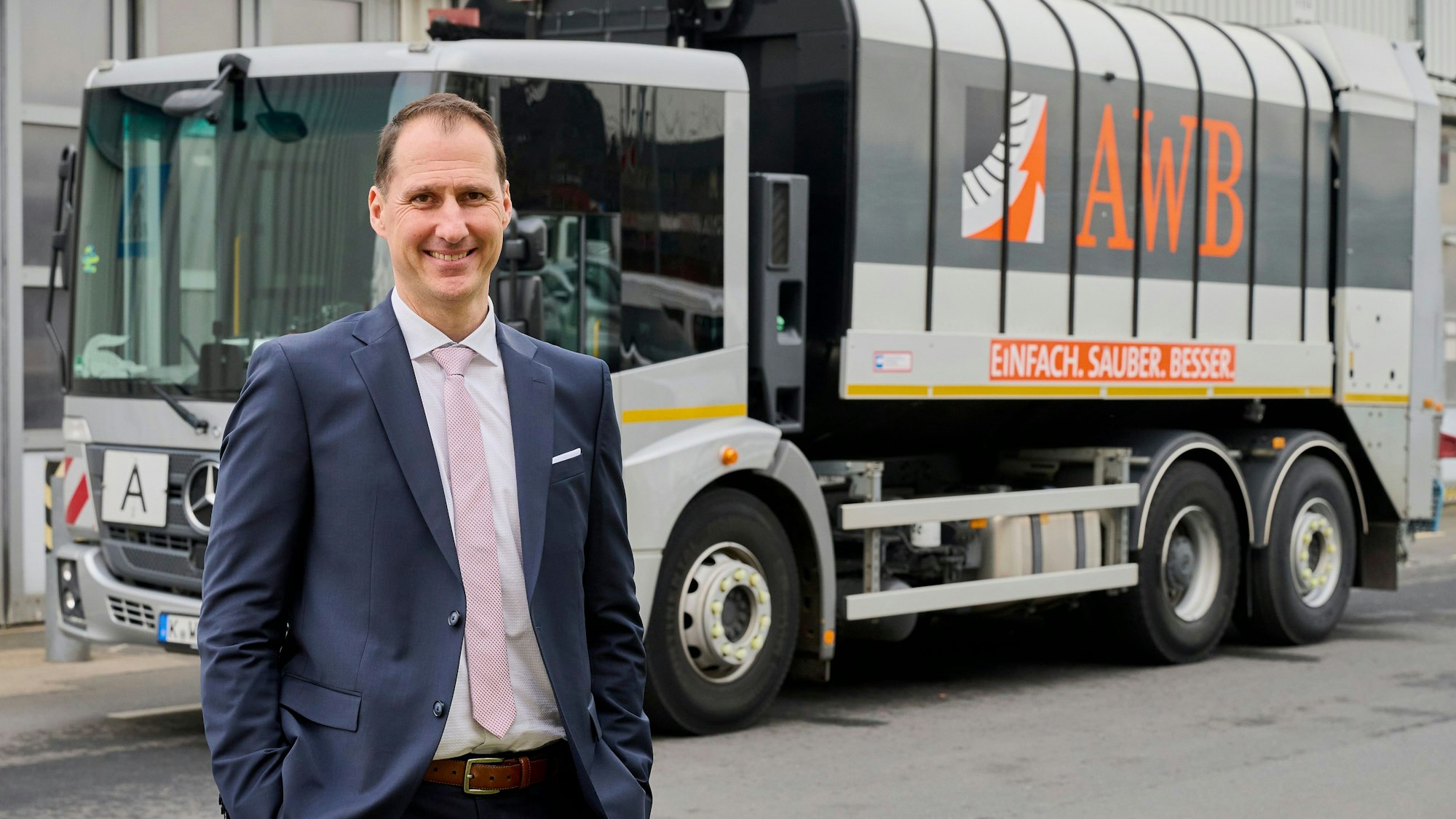 Thomas Thalau vor einem Wagen der AWB.