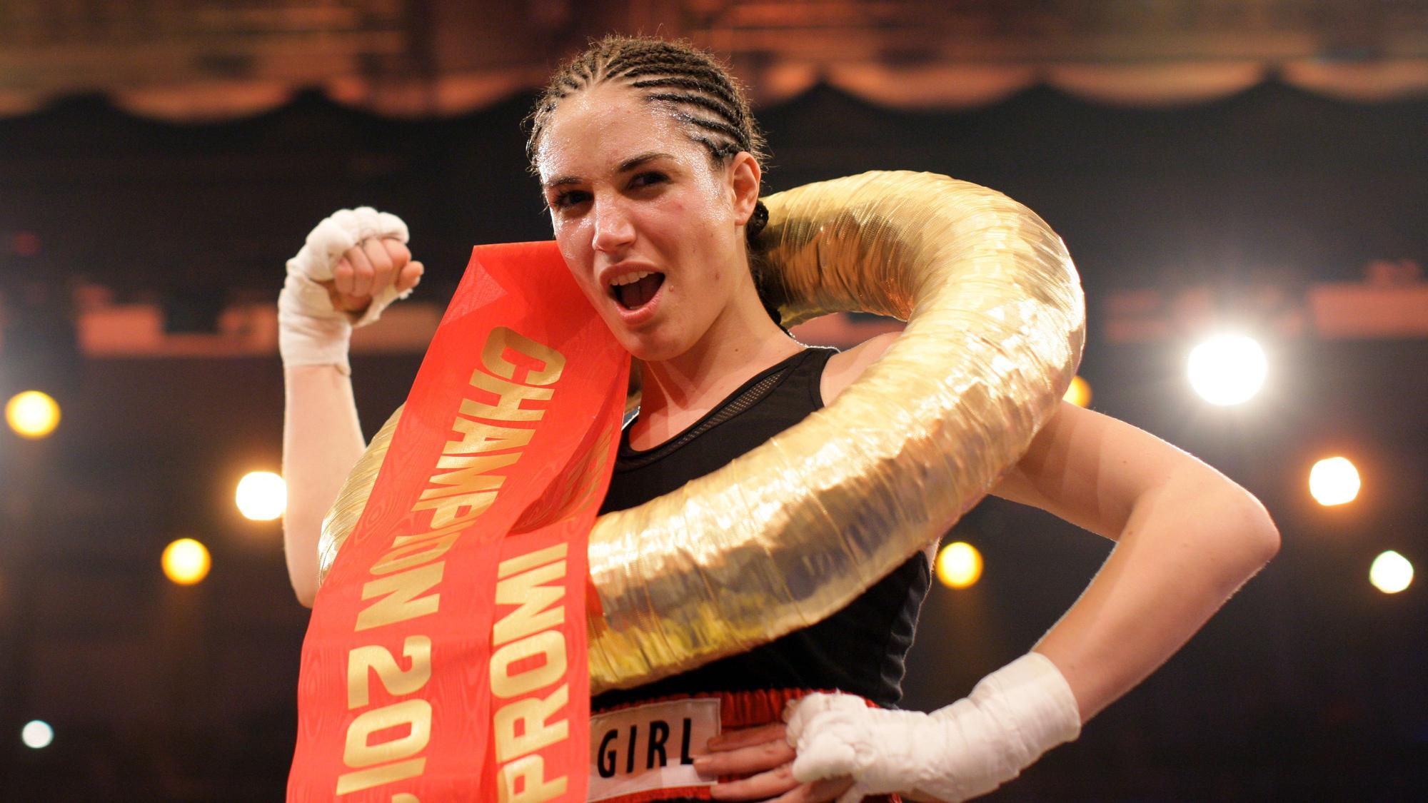 Tessa Bergmeier ballt im Box-Dress die Faust.