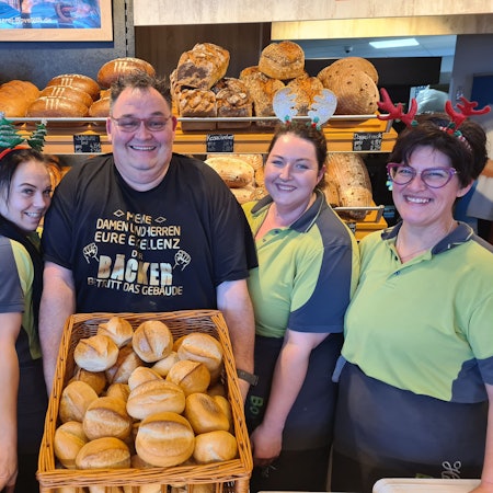 Das Team steht vor der Brotauslage.