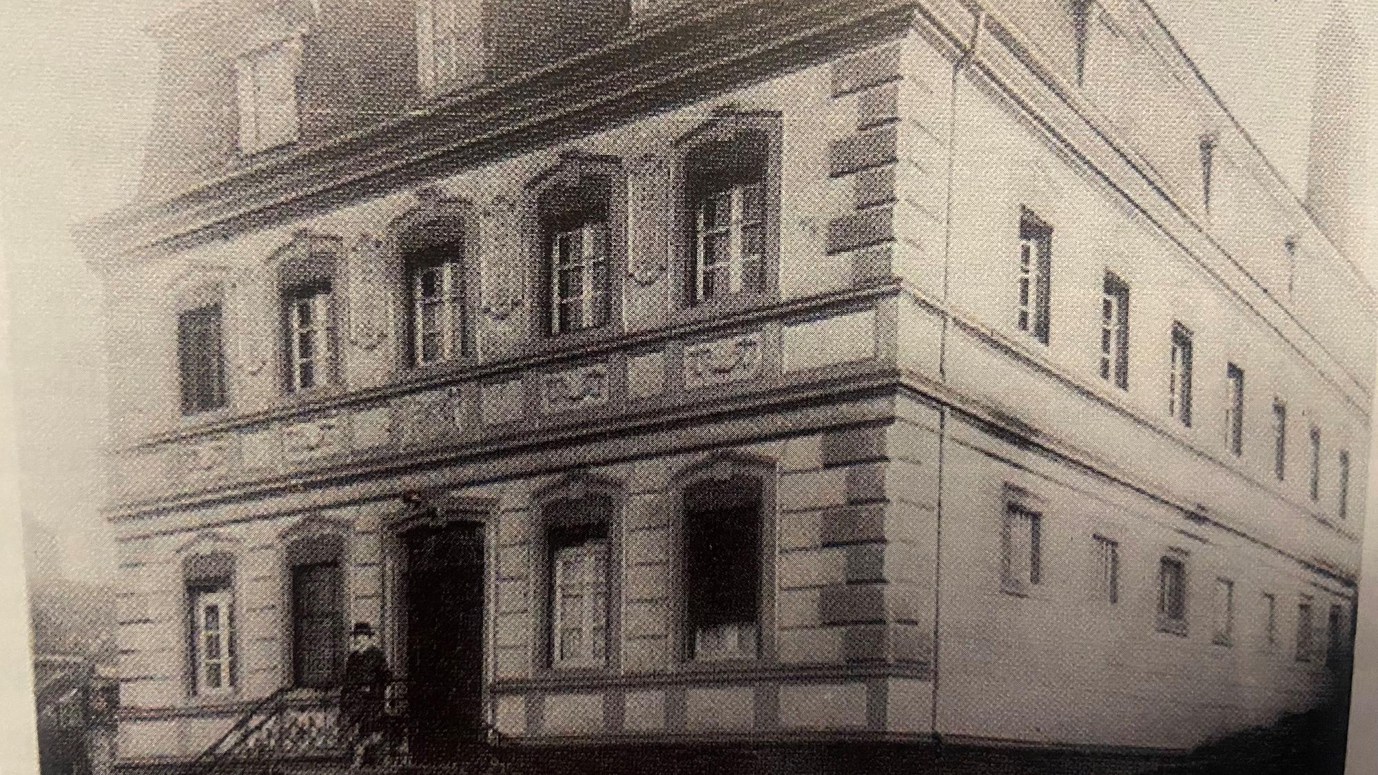 Das Haus Boullé, damals an der Gütergasse neben der heutigen Klosterkapelle gelegen, in schwarz-weiß und mit einer Person vor der Tür.