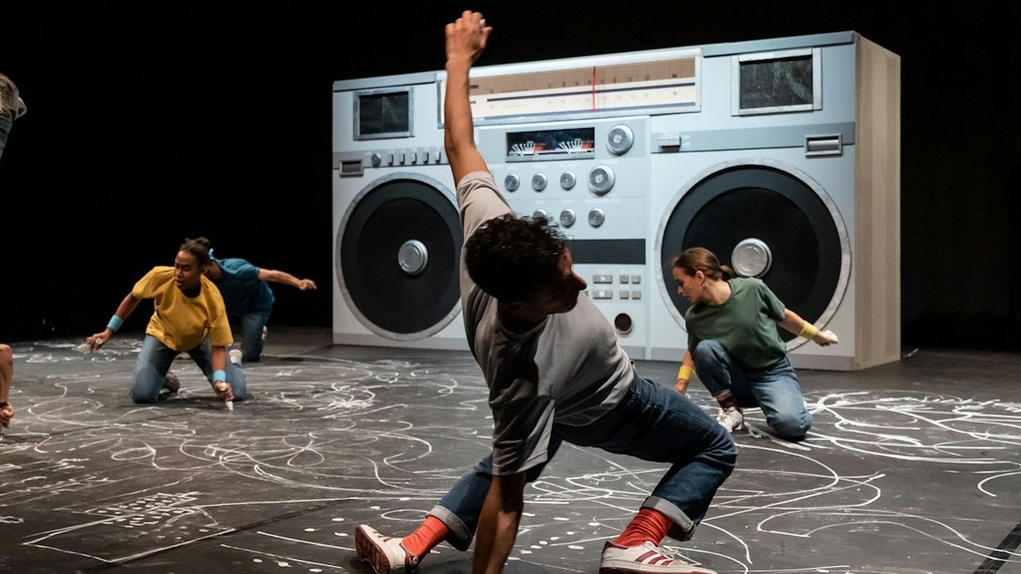 Tänzerinnen und Tänzer der Compagnie Pottporus tanzen das Stück „Renegade“.