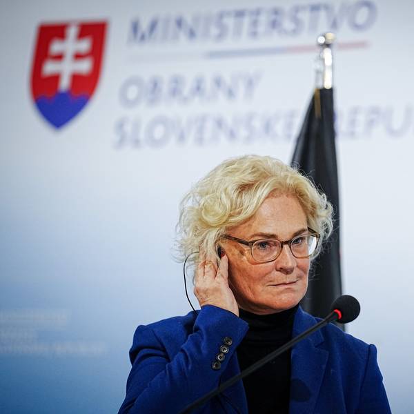 Christine Lambrecht (SPD), Bundesministerin der Verteidigung, bei einer Pressekonferenz in der Slowakei.