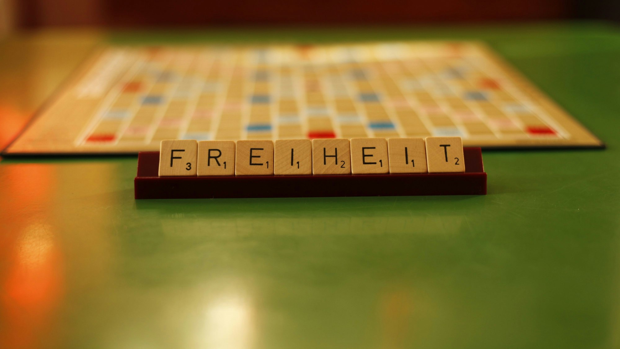 Das Wort "Freiheit" ist mit den Spielsteinen bei dem Spiel Scrabble gelegt. Politiker, Populisten und Wirtschaftsvertreter verdrehen gern Wörter.