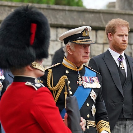 William (l), König Charles III und Harry folgen dem Leichenwagen mit dem Sarg von Königin Elizabeth II. bei der Ankunft zur Beisetzung in der St. Georges Kapelle auf Schloss Windsor. (Archivbild)