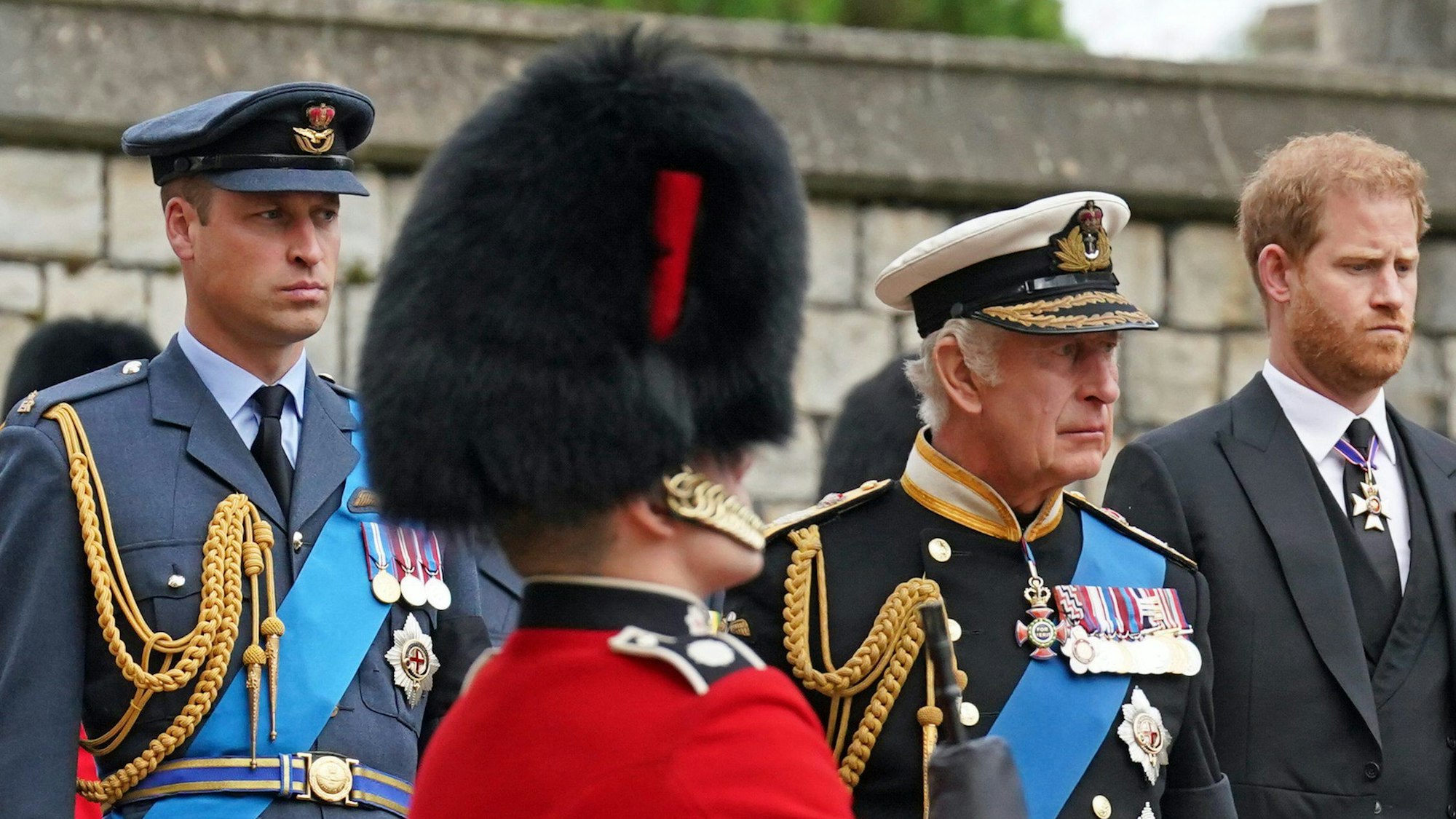 William (l), König Charles III und Harry folgen dem Leichenwagen mit dem Sarg von Königin Elizabeth II. bei der Ankunft zur Beisetzung in der St. Georges Kapelle auf Schloss Windsor. (Archivbild)