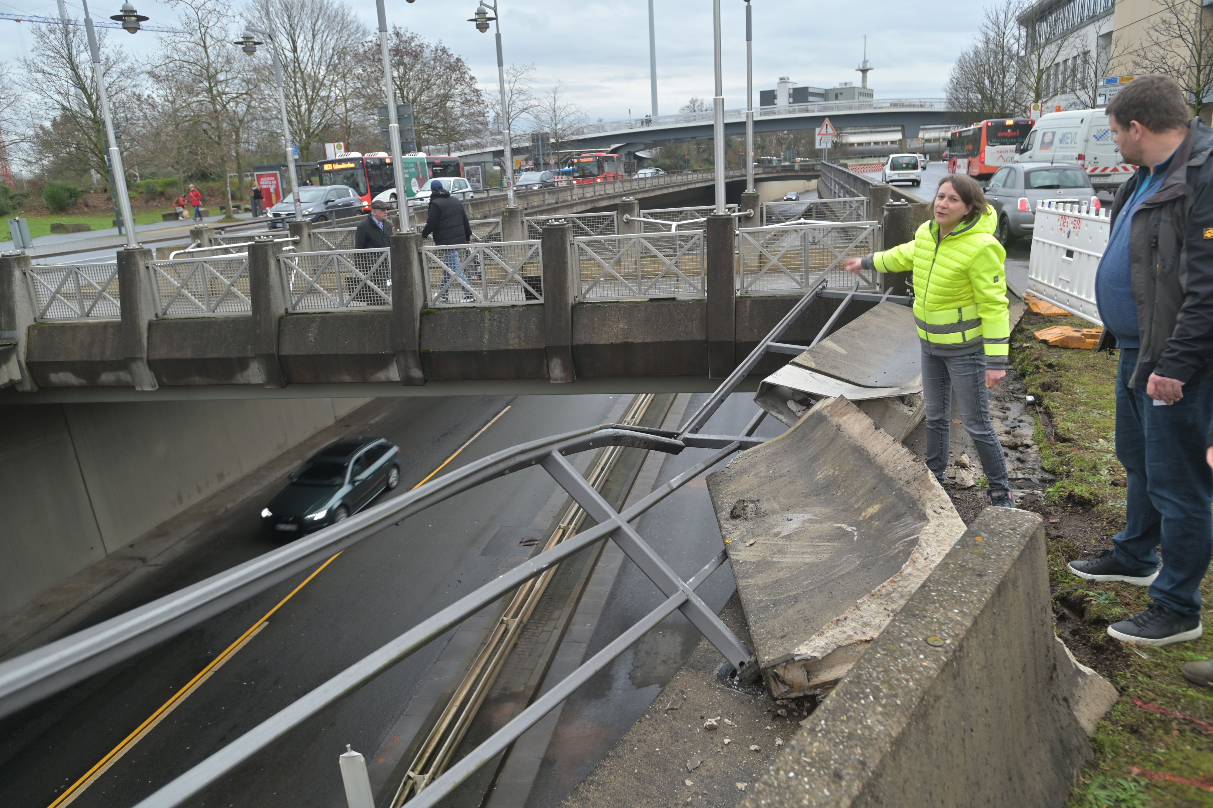 Auto stürzt auf B8, hat auf der Wöhlerstraße beschleunigt. Foto: Ralf Krieger