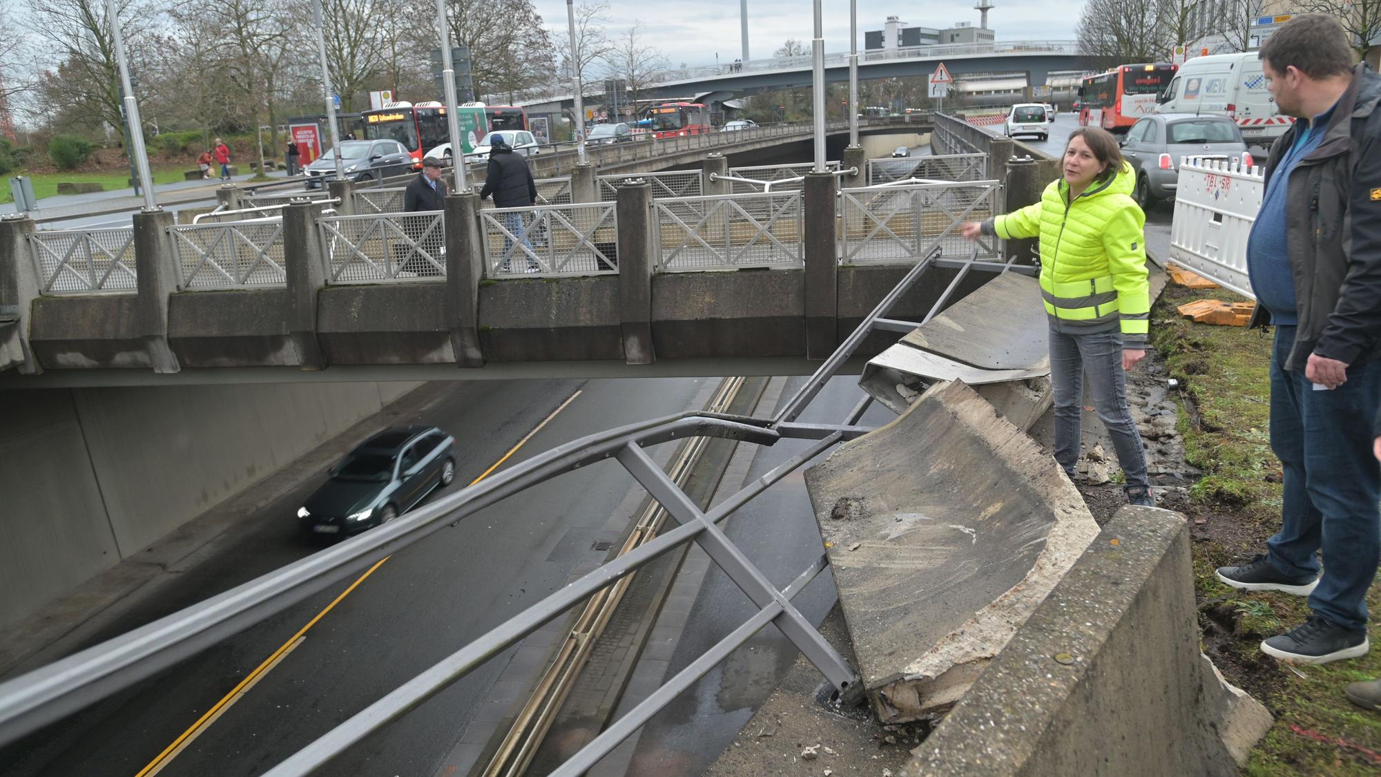 Auto stürzt auf B8, hat auf der Wöhlerstraße beschleunigt. Foto: Ralf Krieger