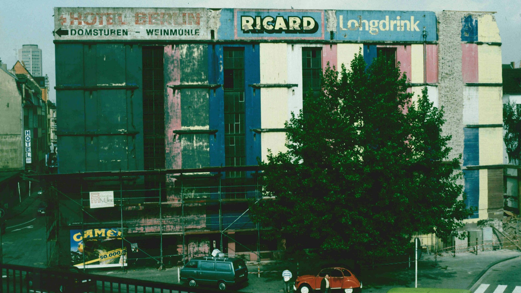 Das Bild zeigt den früheren Hochbunker am Hauptbahnhof vor seinem Umbau in den 1980er-Jahren.