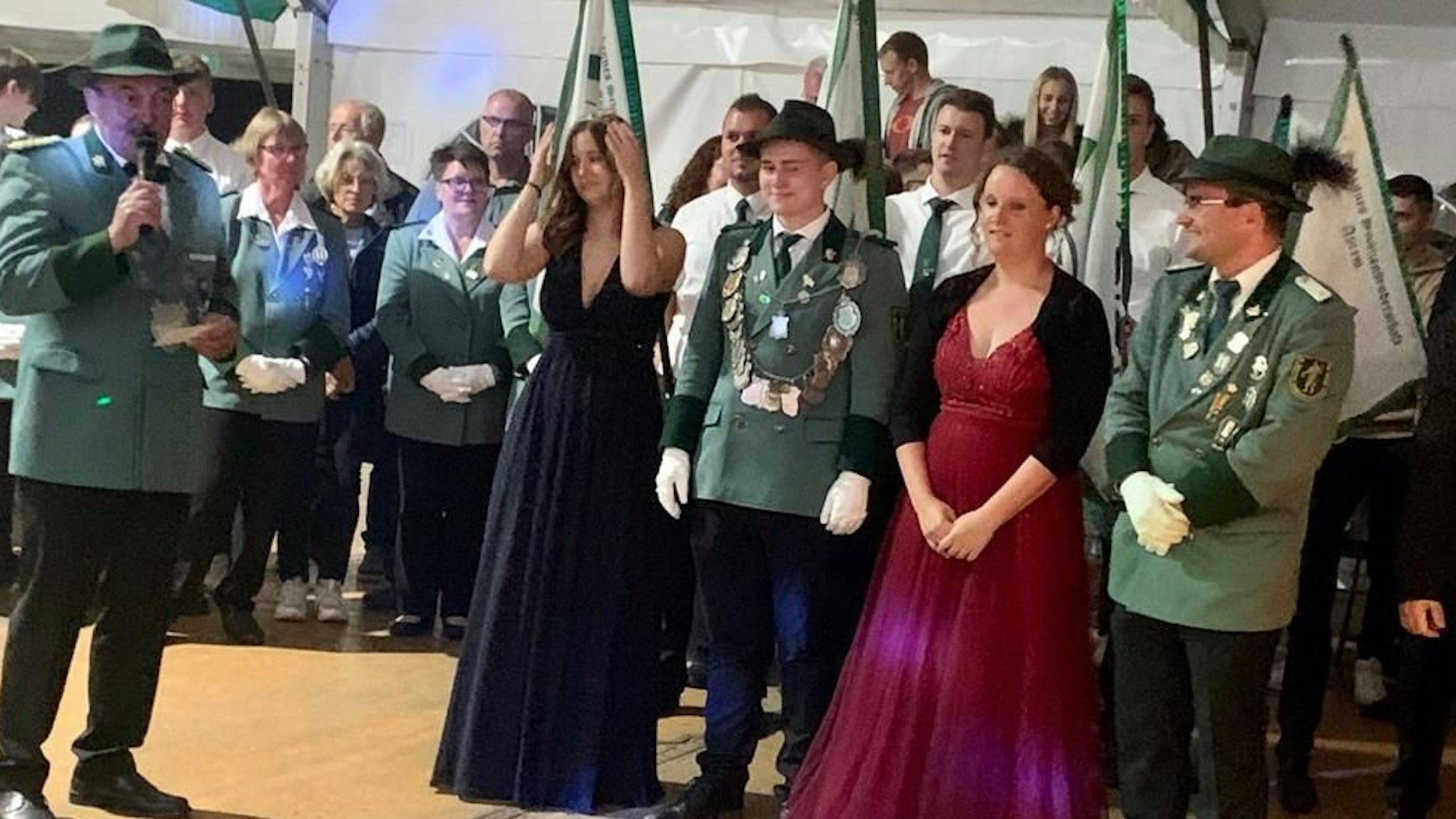 Uniformierte Mitglieder des Schützenvereins in mehreren Reihen.