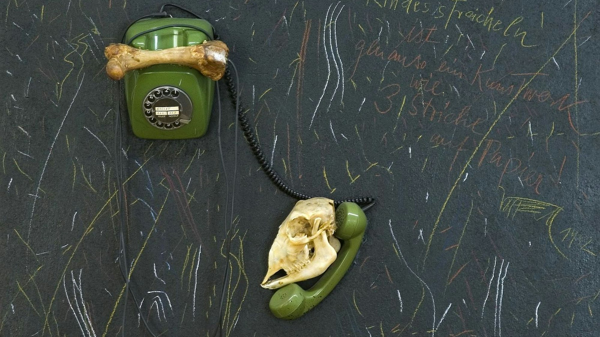 „Fluxus Zug“, 1982, Telefon, Knochen, Farbstifte, Text auf schwarzer Spanlatte.