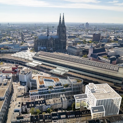 Blick auf den Kölner Dom, den Hauptbahnhof und die jetzige RWZ-Zentrale (weiß eingerahmt).