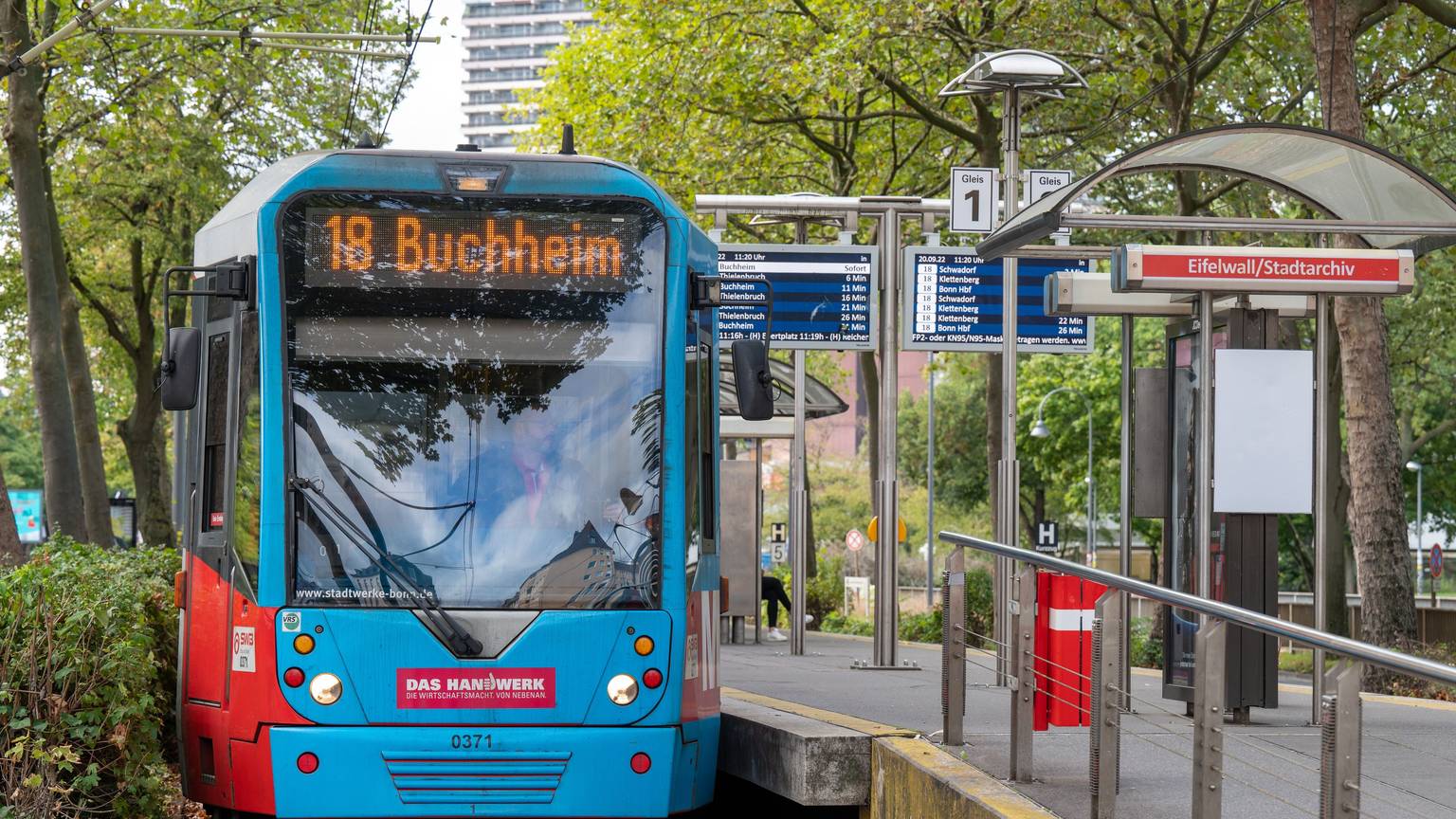 Die Stadtbahn-Linie 18 der KVB hält an der Haltestelle Eifelwall / Stadtarchiv in der Luxemburger Straße.