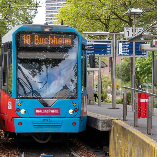 Die Stadtbahn-Linie 18 der KVB hält an der Haltestelle Eifelwall / Stadtarchiv in der Luxemburger Straße.