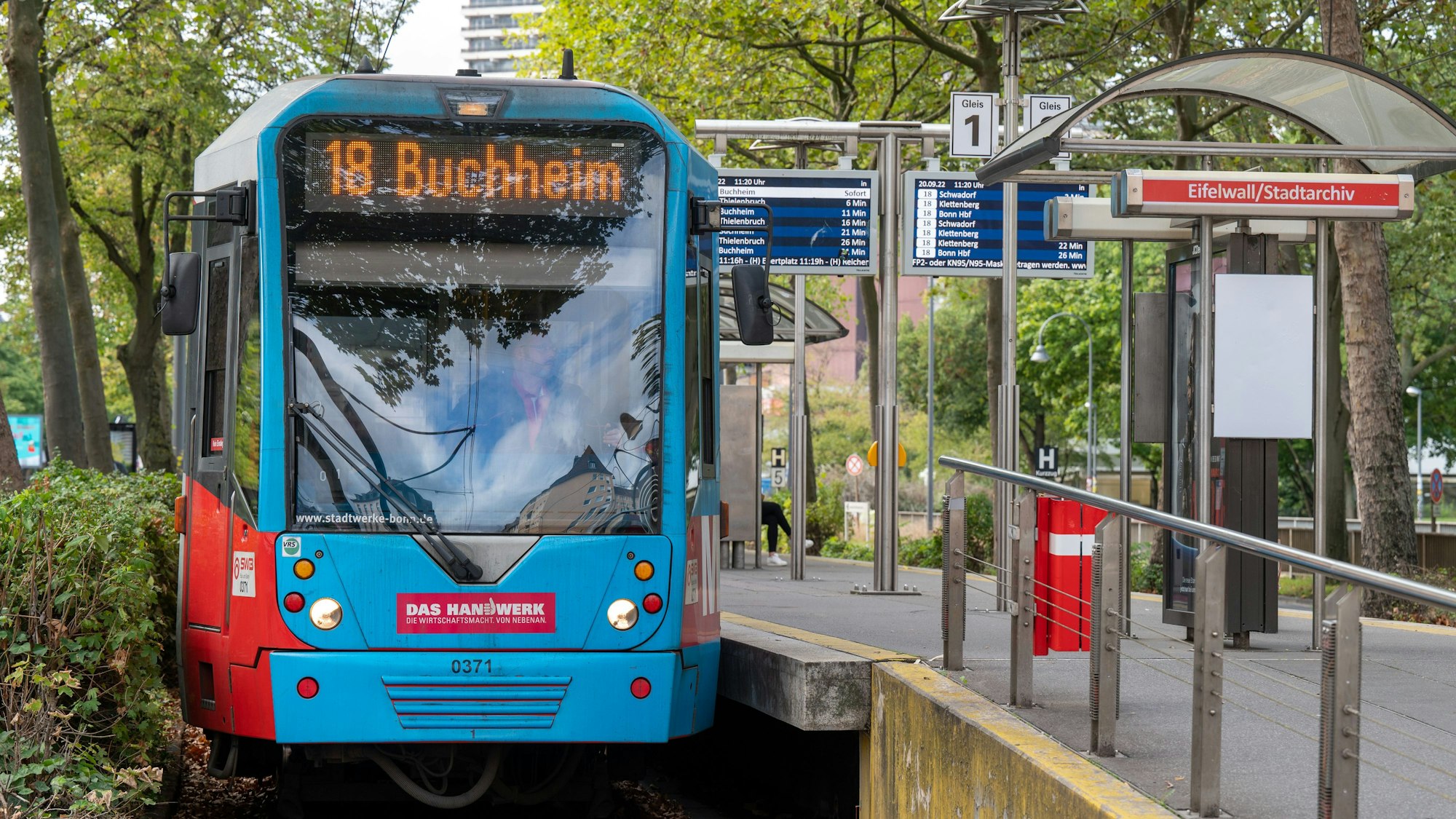 Die Stadtbahn-Linie 18 der KVB hält an der Haltestelle Eifelwall / Stadtarchiv in der Luxemburger Straße.