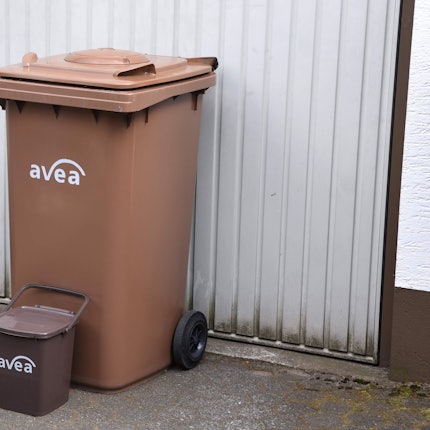 09.05.2022, Leverkusen: Familie Manderfeld erhält von der avea eine Biotonne. Umstellung des Gebührensystems.
Biotonne mit kleiner Vorsotiertonne
Foto: Csaba Peter Rakoczy