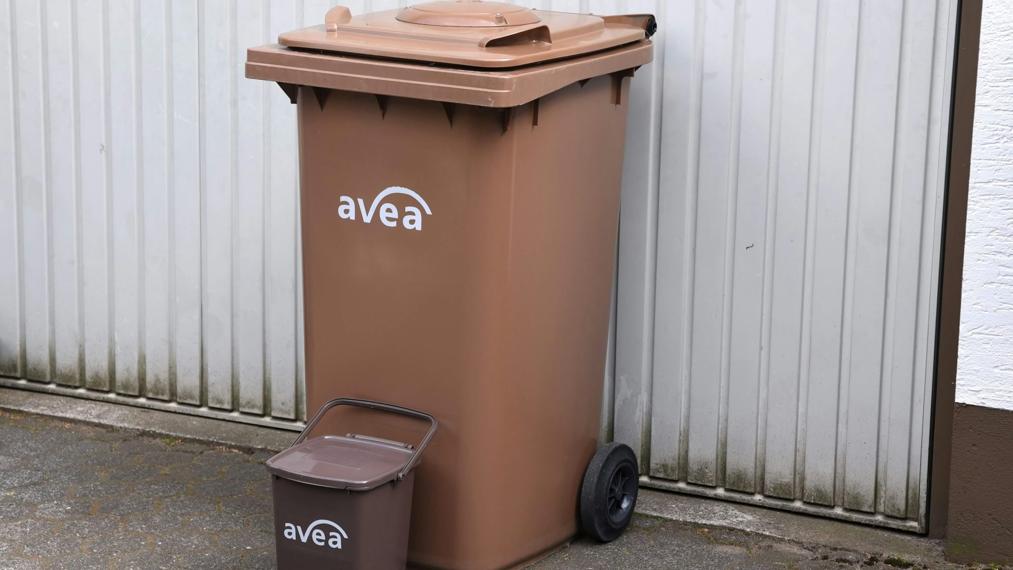 09.05.2022, Leverkusen: Familie Manderfeld erhält von der avea eine Biotonne. Umstellung des Gebührensystems.
Biotonne mit kleiner Vorsotiertonne
Foto: Csaba Peter Rakoczy