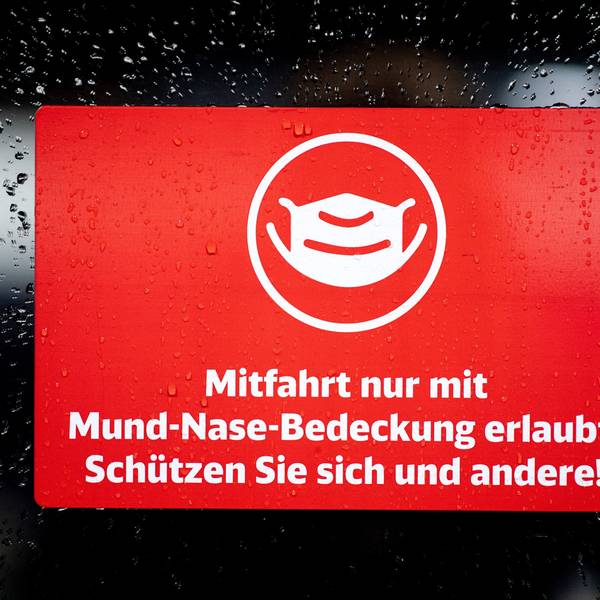 Ein Schild mit der Aufschrift „Mitfahrt nur mit Mund-Nase-Bedeckung erlaubt! Schützen Sie sich und andere!“ klebt an der Zugtür eines ICE der Deutschen Bahn