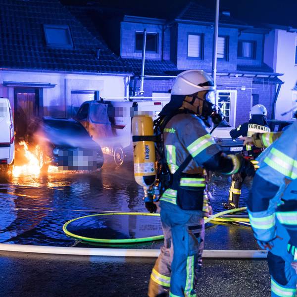 Fahrzeugbrand in Köln-Höhenberg Silvesternacht