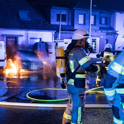 Fahrzeugbrand in Köln-Höhenberg Silvesternacht