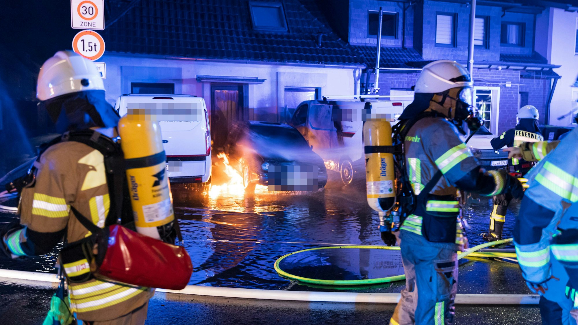 Fahrzeugbrand in Köln-Höhenberg Silvesternacht