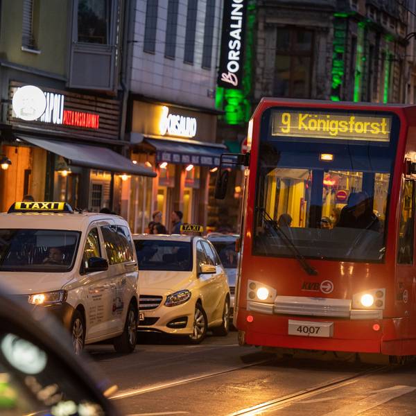 Unser Auto ist zwar oft genervt von der KVB – hat dort aber schon tolle und skurrile Bekanntschaften gemacht.