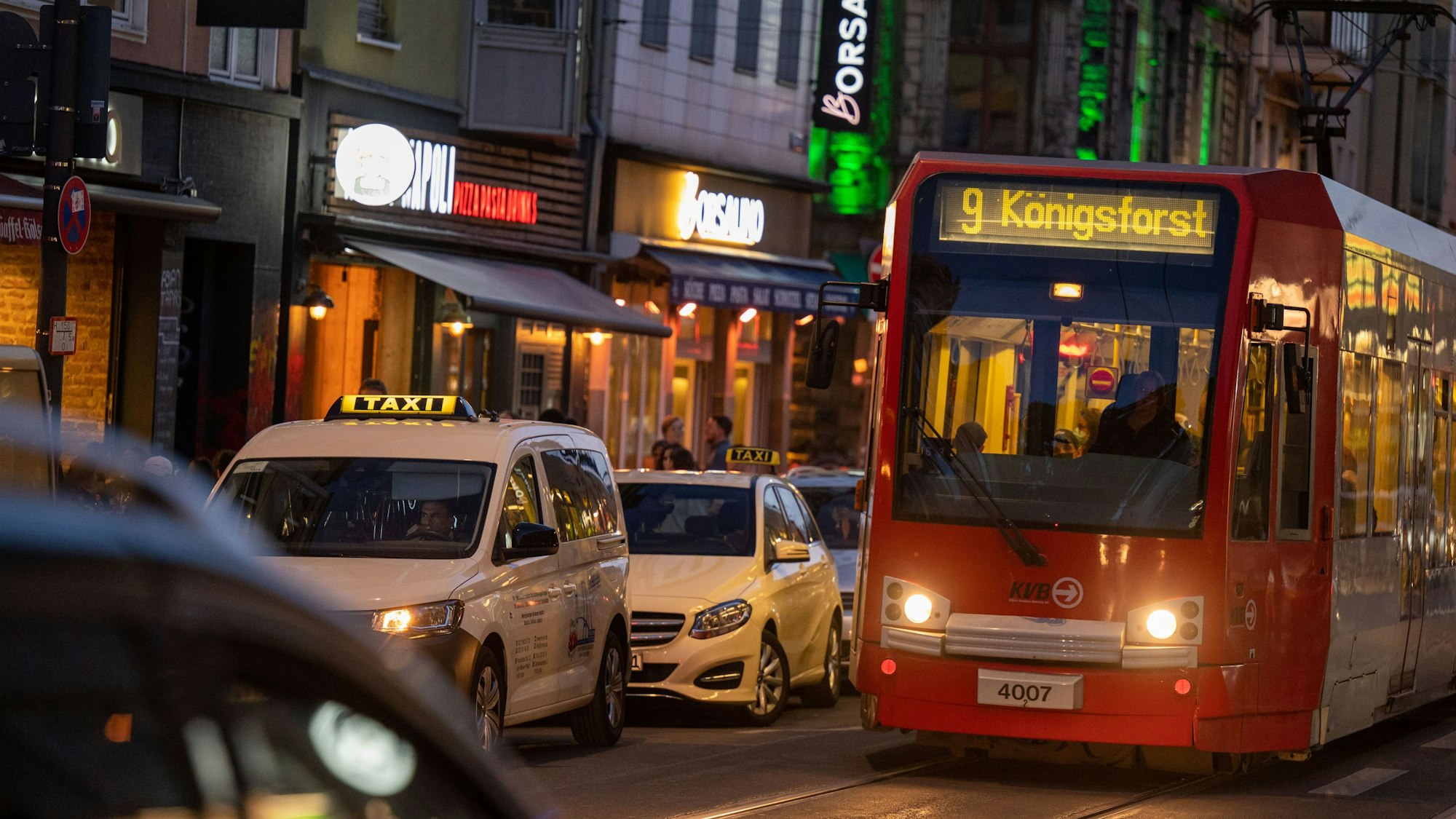 Unser Auto ist zwar oft genervt von der KVB – hat dort aber schon tolle und skurrile Bekanntschaften gemacht.