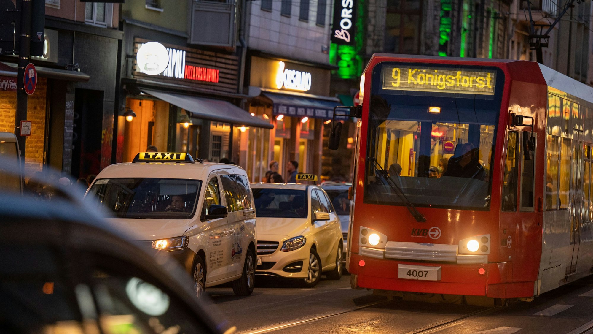 Eine Stadtbahn der Linie 9.