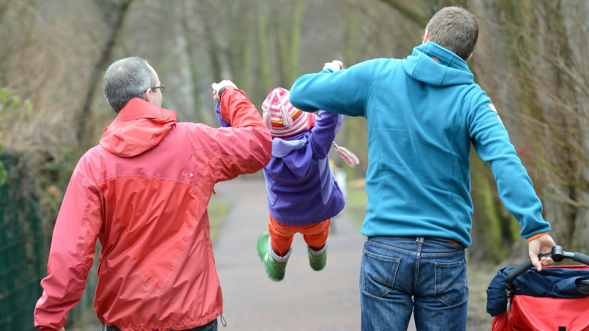 Ein homosexuelles Paar, das in einer eingetragenen Lebenspartnerschaft lebt, mit einem seiner zwei Kindern bei einem Familienausflug.