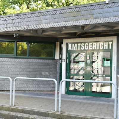 Außenansicht mit Bügelabsperrungen bei gutem Wetter.