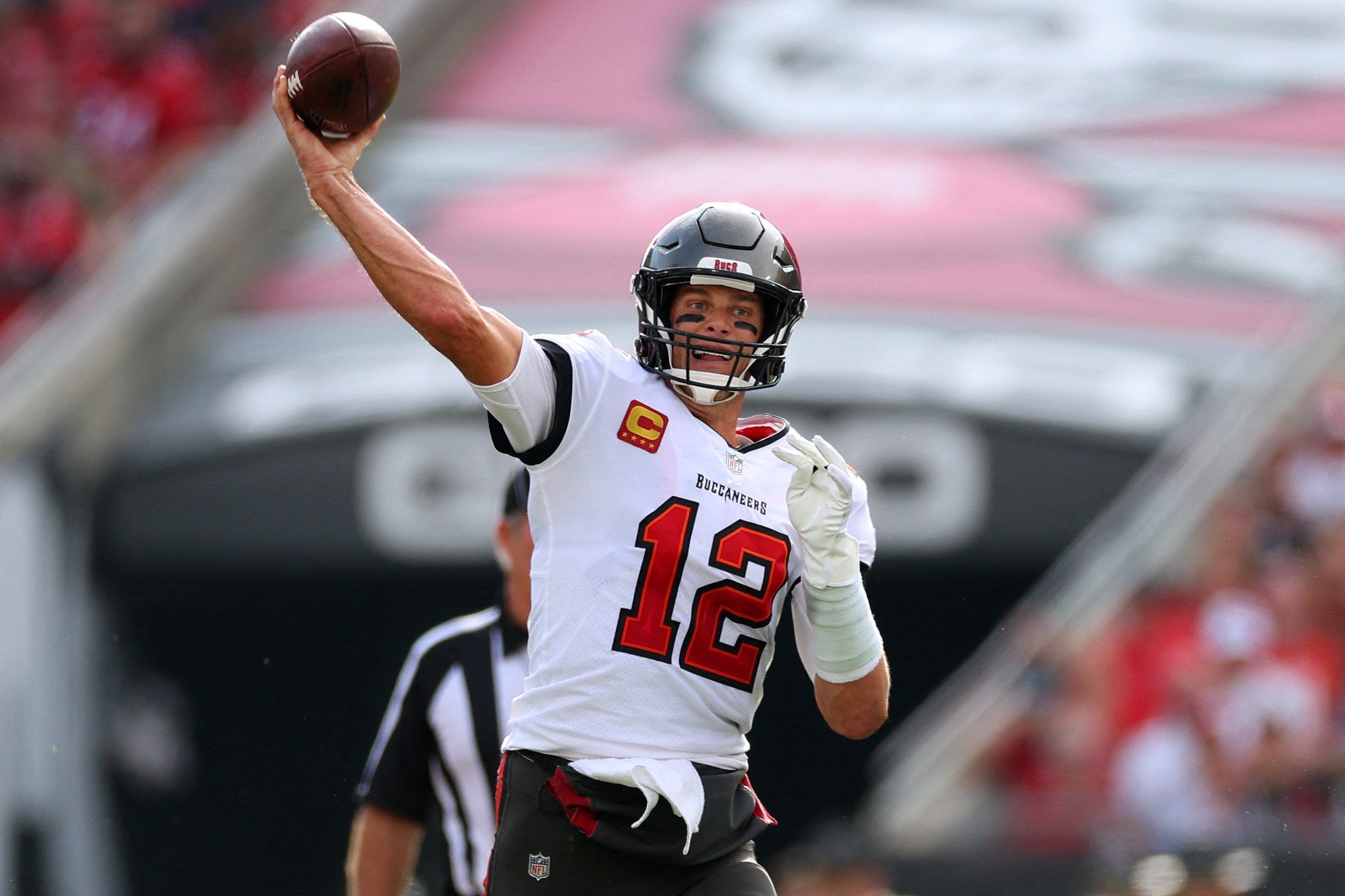 Tom Brady von den Tampa Bay Buccaneers setzt zum Wurf an.