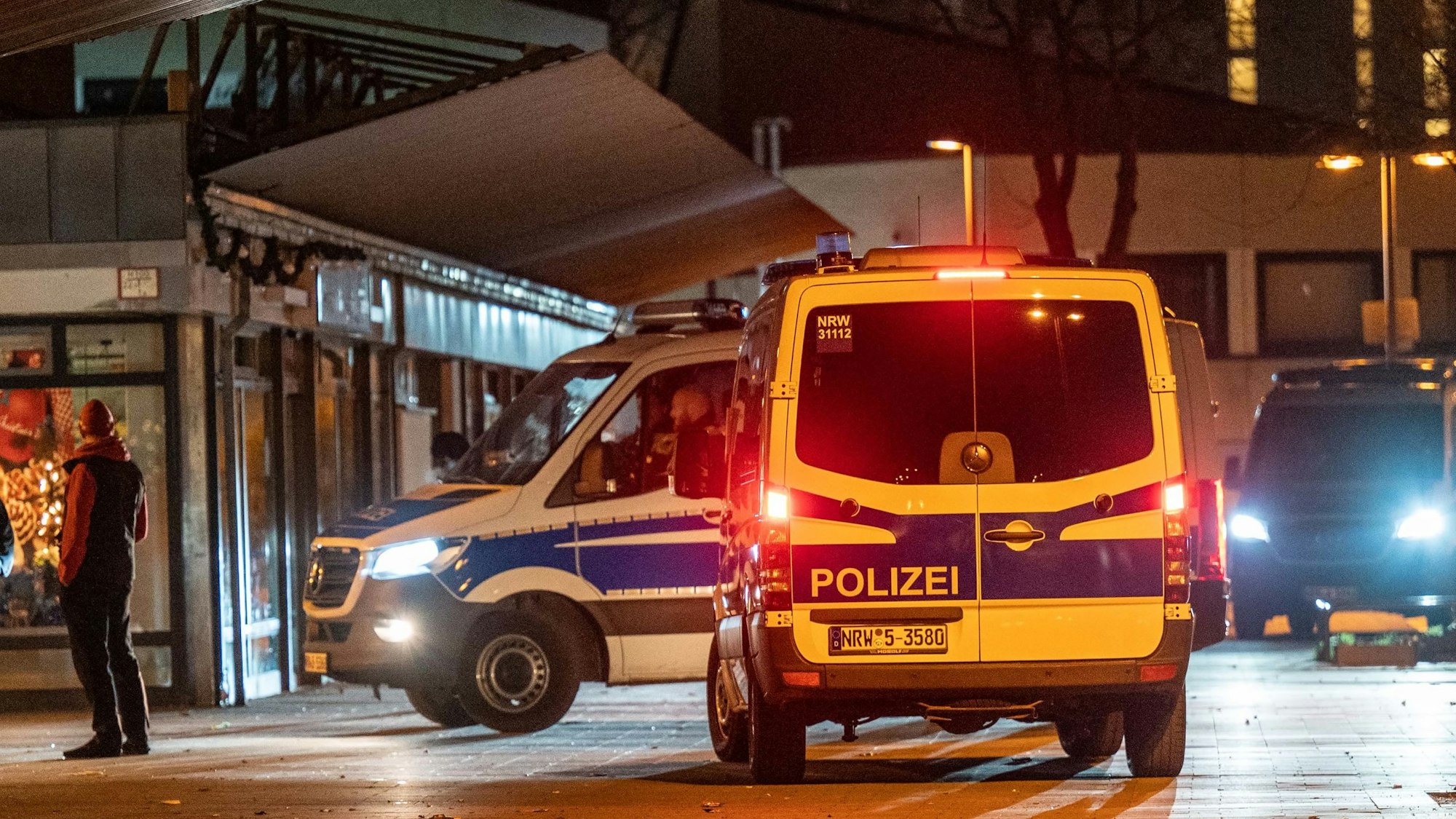 Drei Streifenwägen stehen an einer Ecke