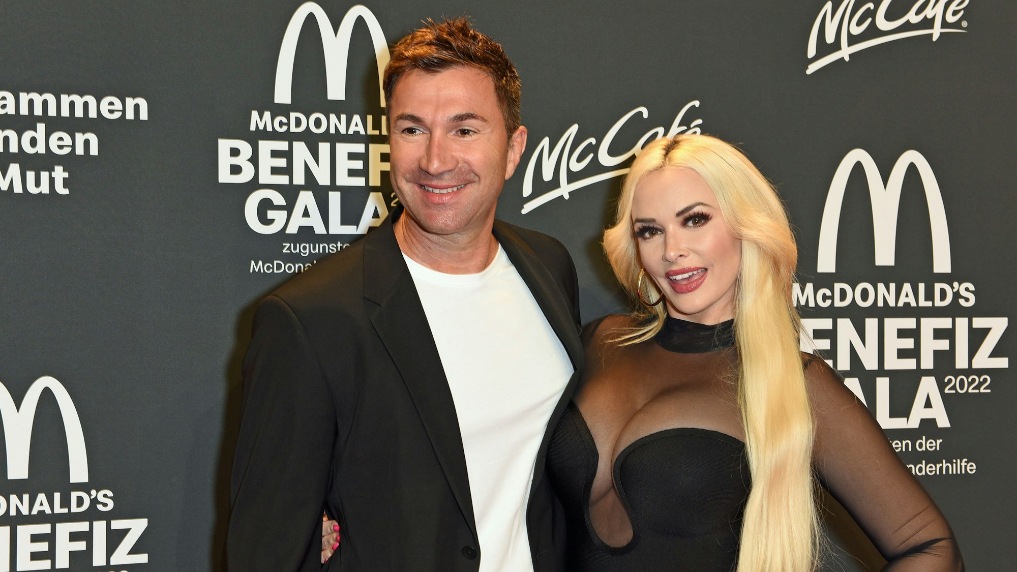 Entertainerin Daniela Katzenberger und Sänger Lucas Cordalis kommen zur McDonald's Benefiz-Gala zugunsten der McDonald's Kinderhilfe-Stiftung in den Eisbachstudios.