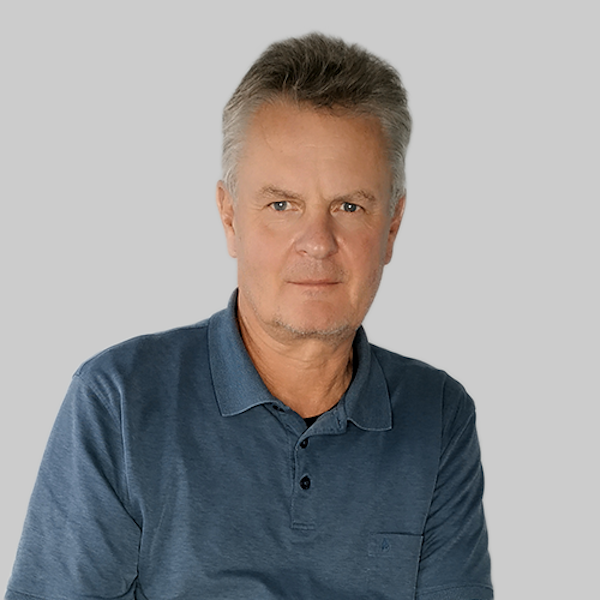 Achnes Kasulke steht im Kostüm bei der ARD Fernsehsitzung Gürzenich auf der Bühne-