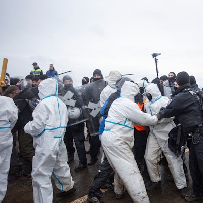 Aktivisten und Polizeibeamte geraten während der Vorbereitungen zur geplanten Räumung aneinander.
