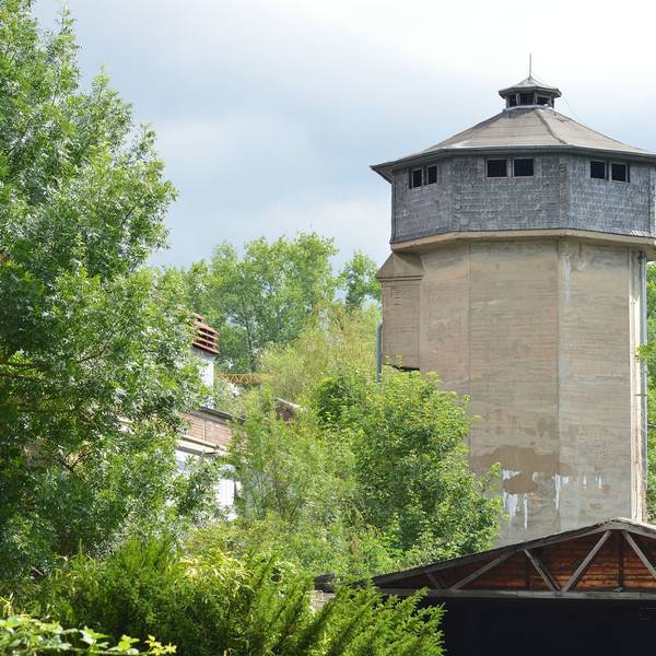 Auf dem Foto ist der historische Wasserturm der ehemaligen Pappenfabrik Wachendorff zu sehen.