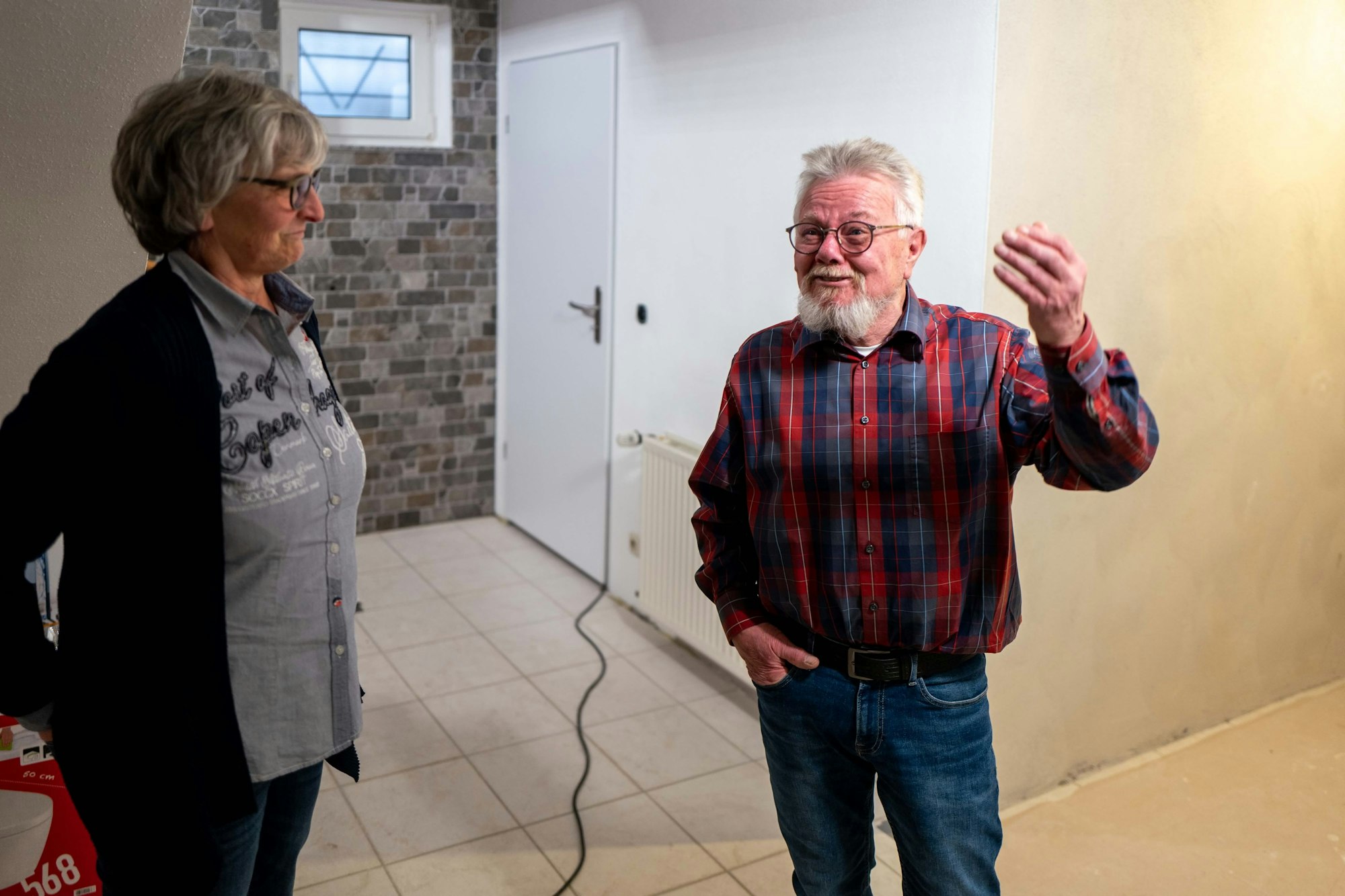 Rosemaria Schmitz und Bernhard Franz stehen in ihrem Keller.