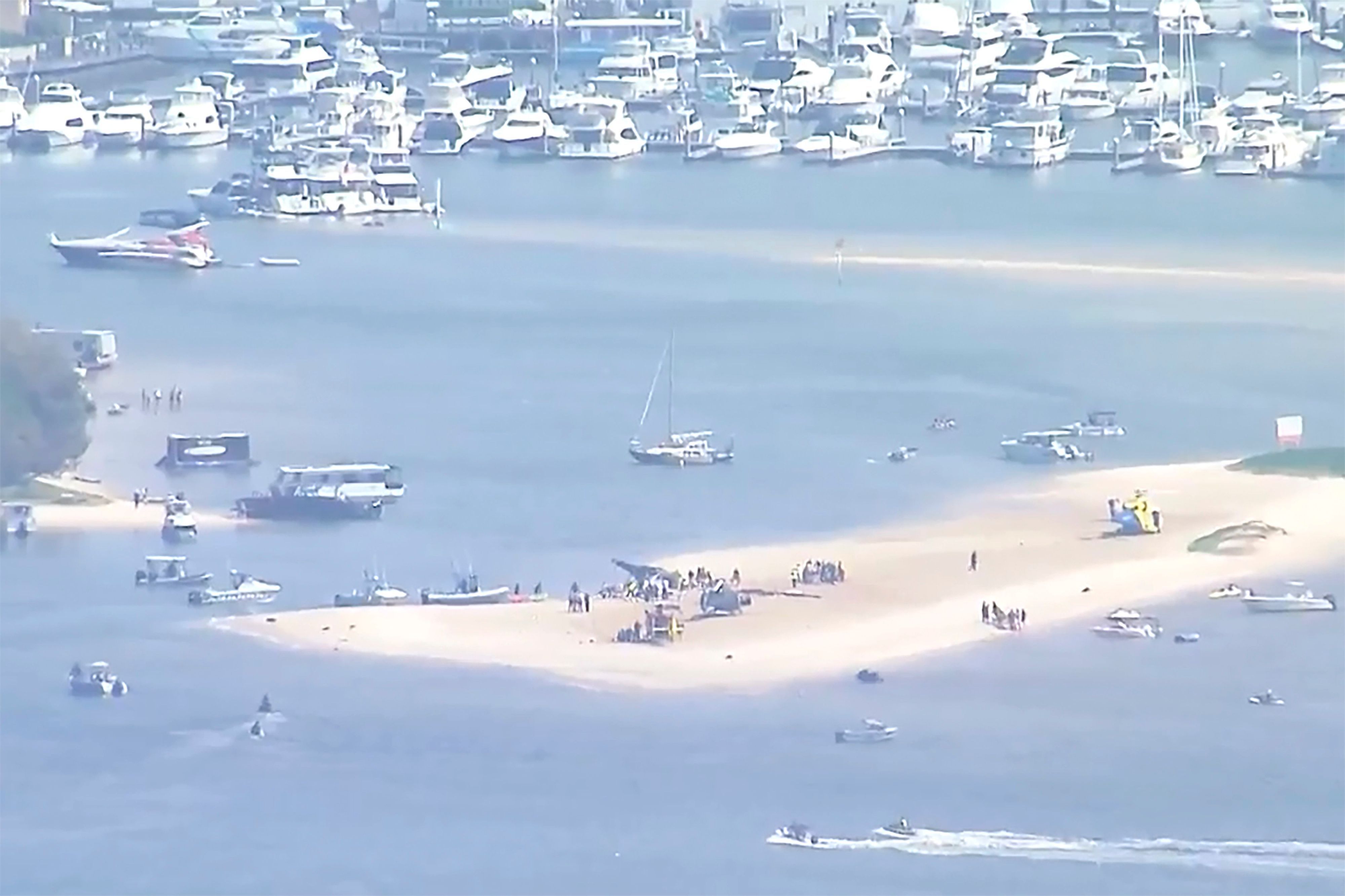Trümmerteile sind auf der Sandbank in Australien zu sehen.