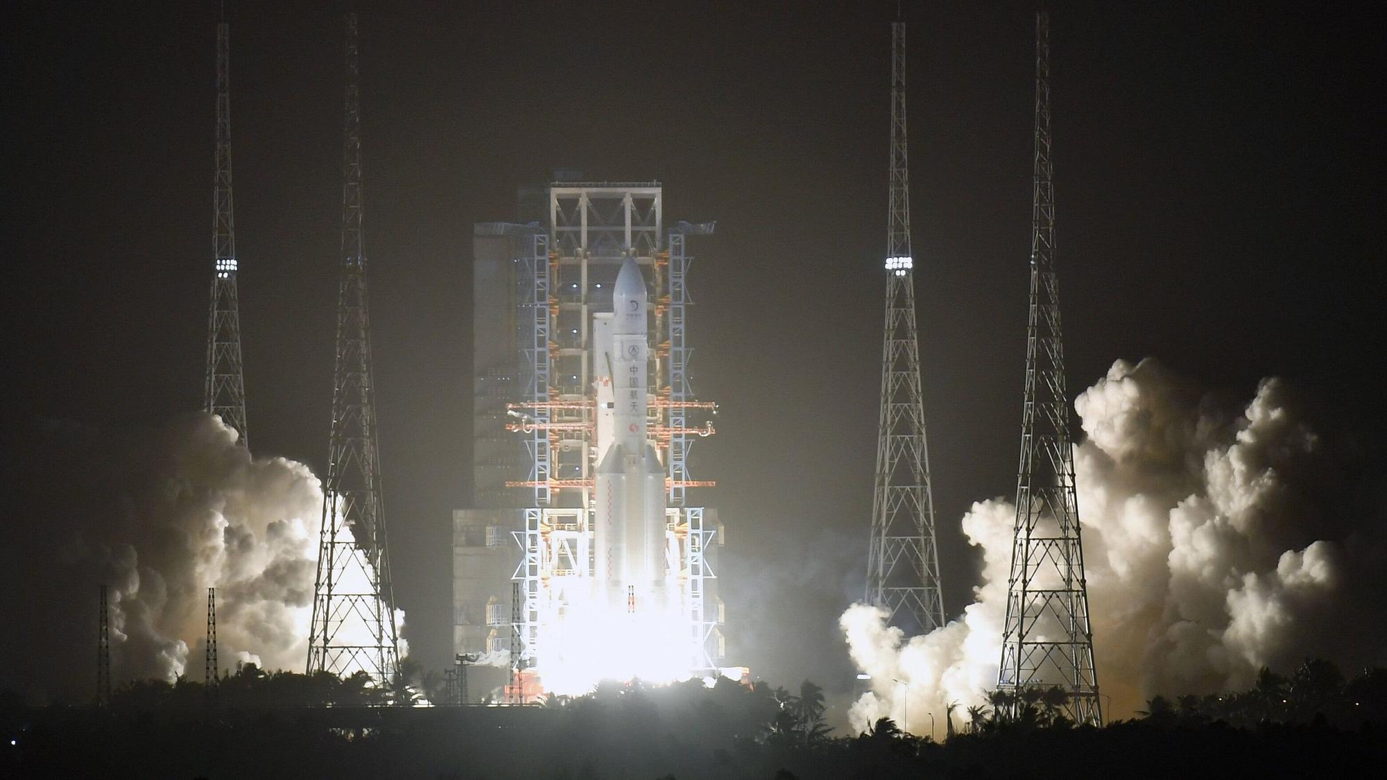 Eine Langer-Marsch-Rakete startet im November 2020 im chinesischen Wenchang.