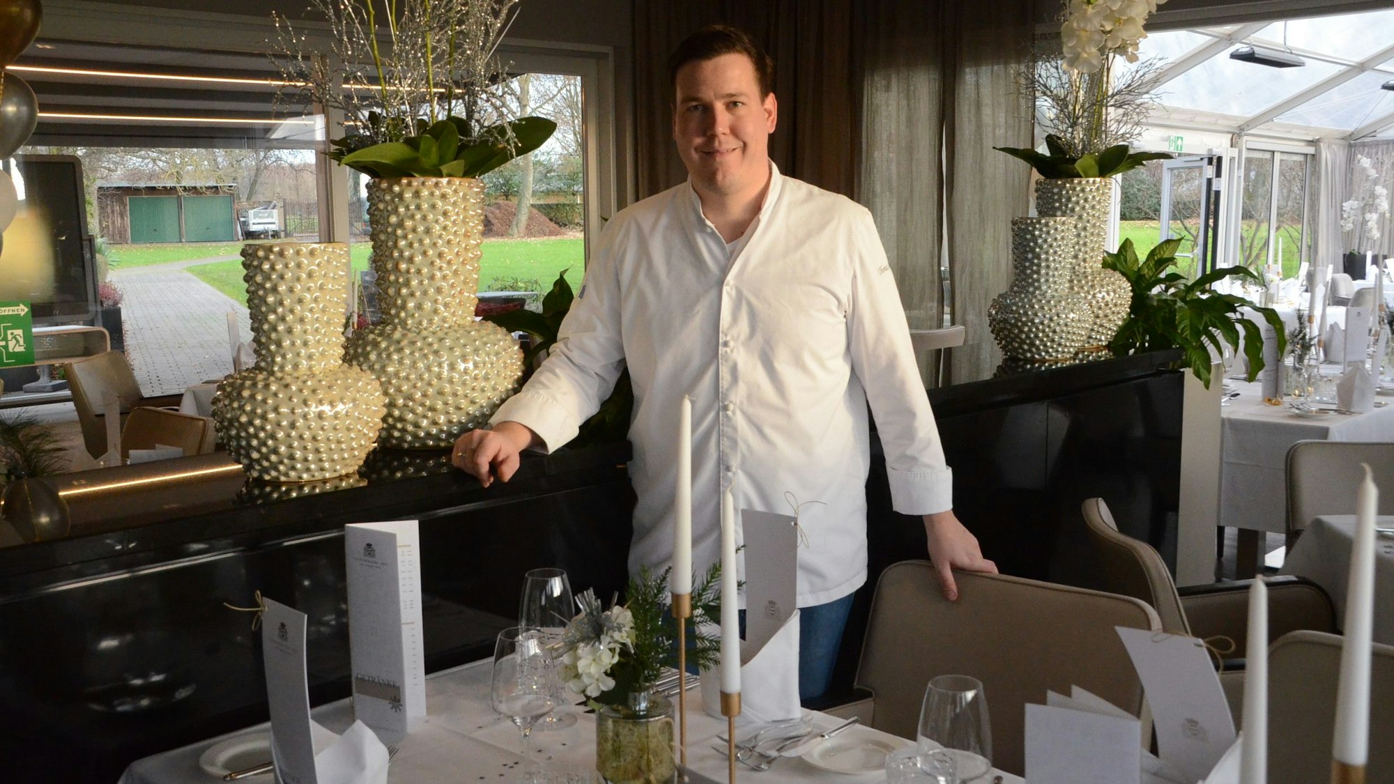 Thomas Gilles im eingedeckten Speisesaal.